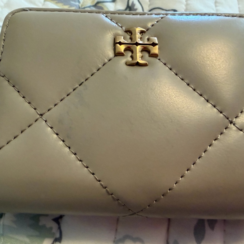 Tory Burch Kira Diamond Quilt Small Zip Around Wallet Light Stone - Picture 3 of 9